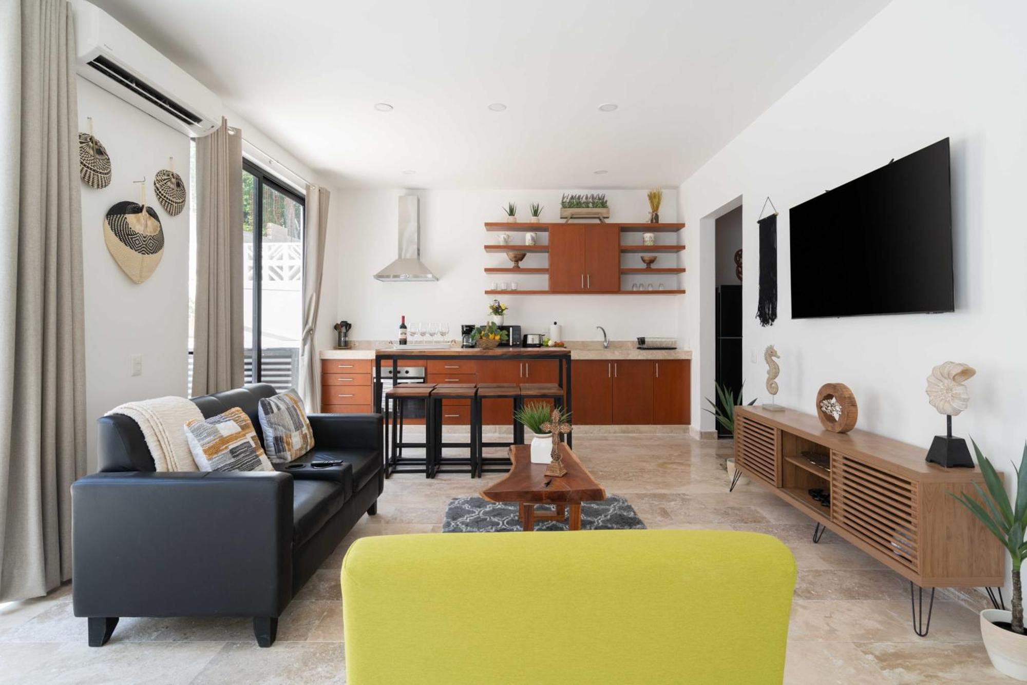 Casa Laura - - Private Townhome For 6 Guest - 3 Bedrooms - 5 Beds- Restaurant Walking Distance *