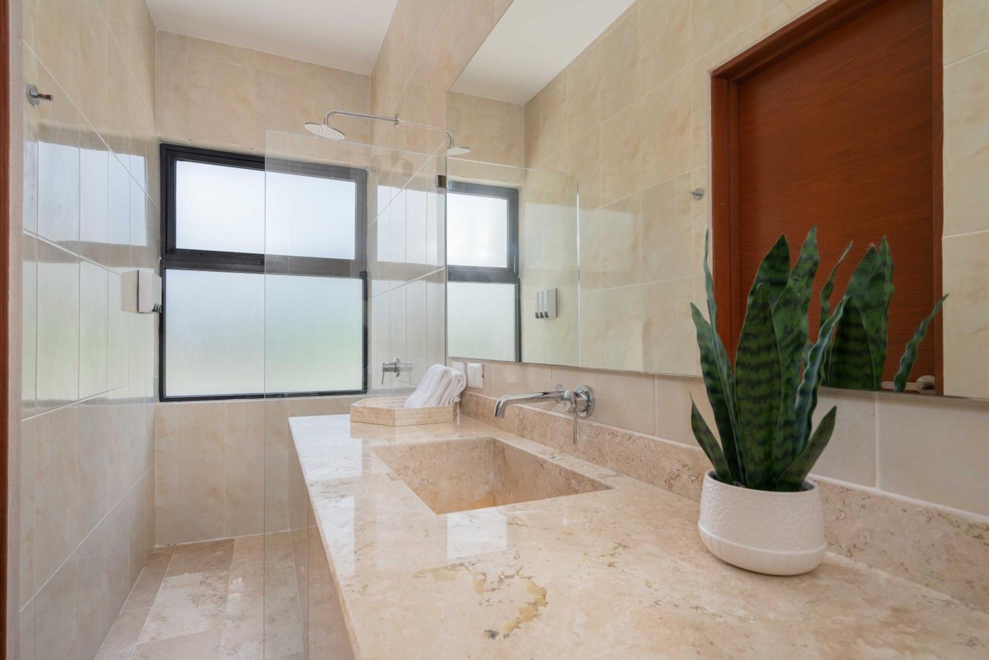 Casa Laura - - Private Townhome For 6 Guest - 3 Bedrooms - 5 Beds- Restaurant Walking Distance * Tulum