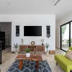 Casa Laura - Tulum - Private Townhome For 6 Guest - 3 Bedrooms - 5 Beds- Restaurant Walking Distance
